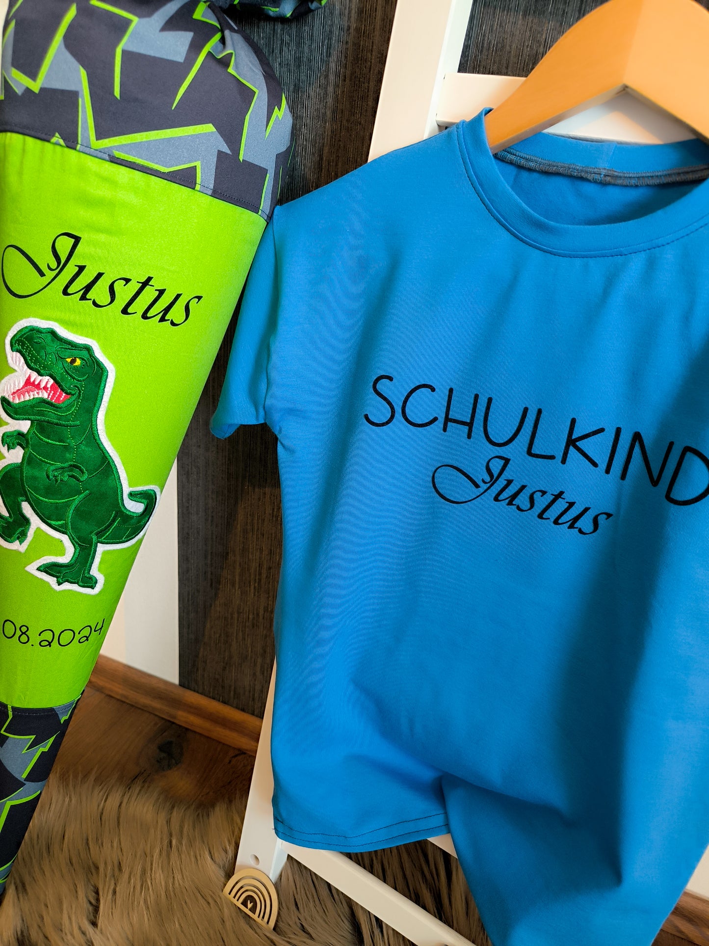 Individuelle Schultüte aus Baumwollstoff mit Stickbild , Name und T-Shirt passend zum Schulranzen