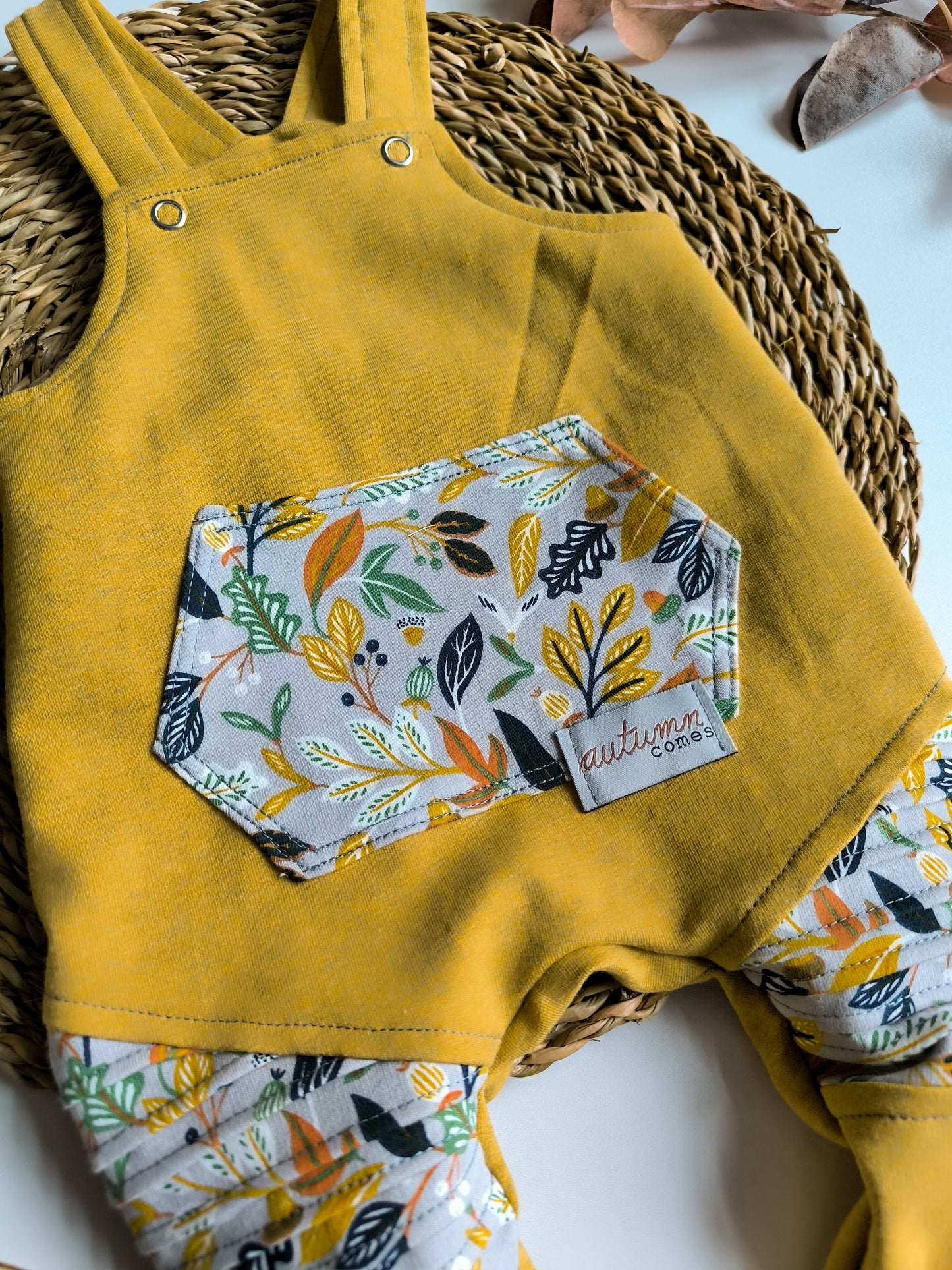 Latzhose mit Biesen und Bauchtasche ab Gr. 56