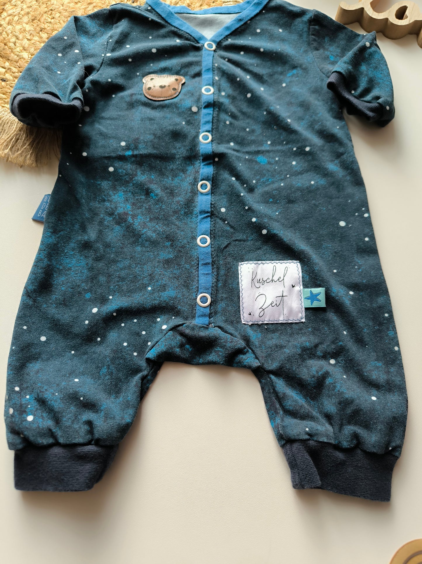 Schlafanzug mit Knöpfe