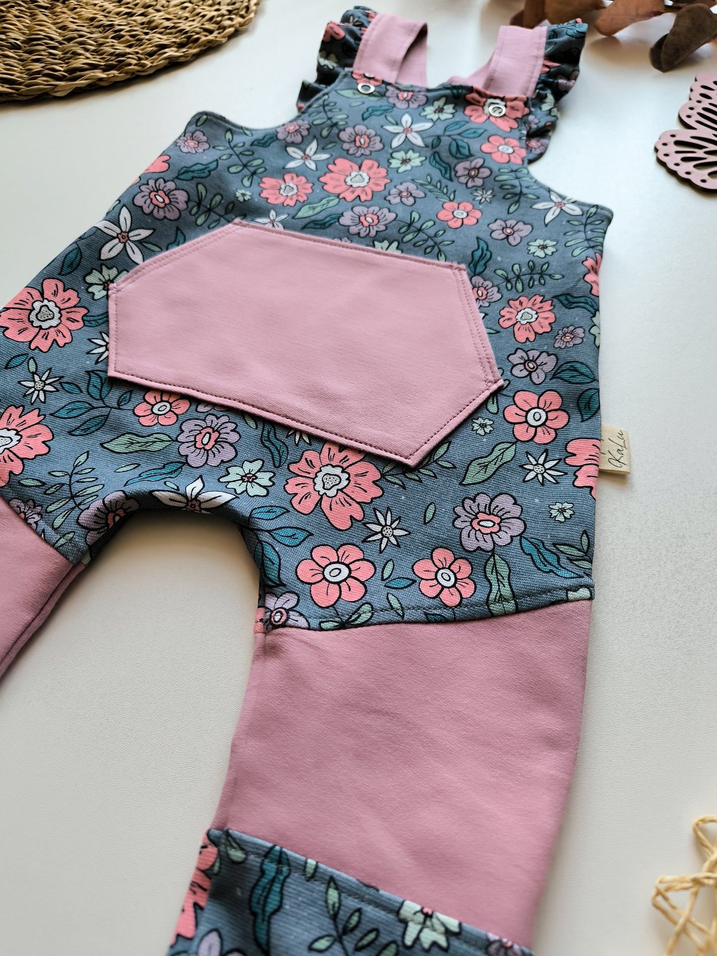 Latzhose mit Rüschen Trägern, Beinteilung und Bauchtasche ab Gr. 56