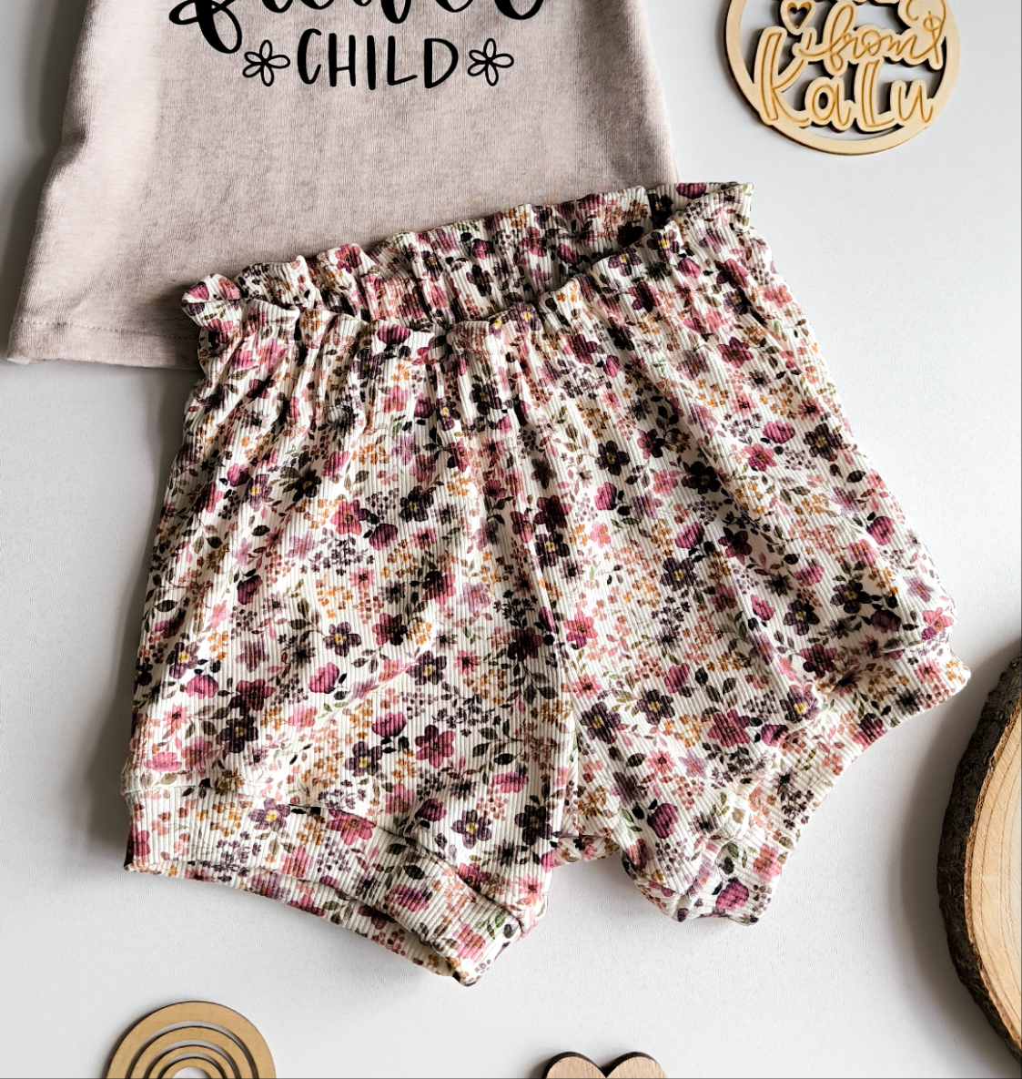 Statement T - Shirt und Blumen Sunny Shorts aus Rib Jersey ab Gr. 56 - 140