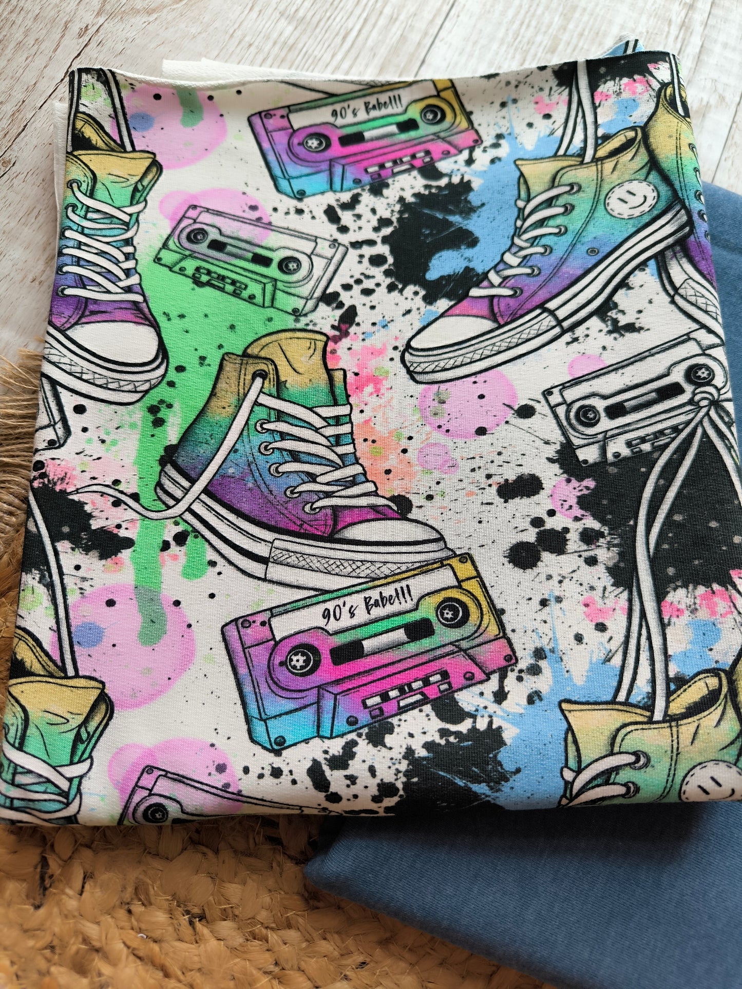 90er Sneaker und Blauer French Terry