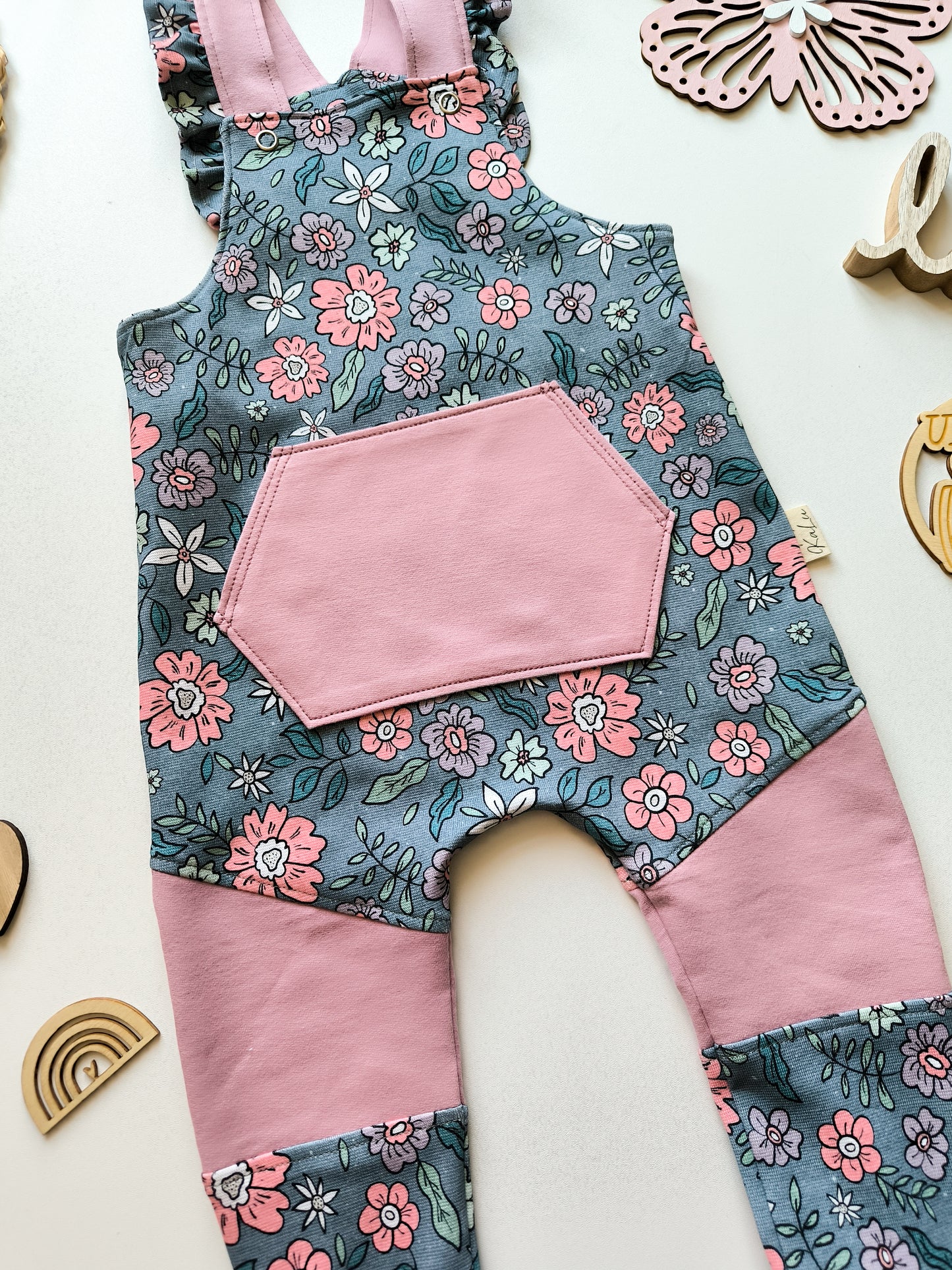 Latzhose mit Rüschen Trägern, Beinteilung und Bauchtasche ab Gr. 56