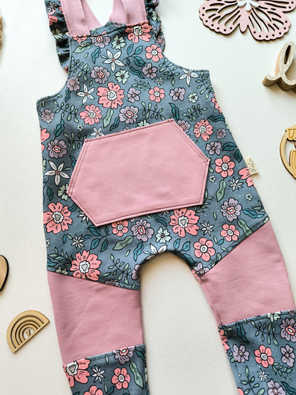 Latzhose mit Rüschen Trägern, Beinteilung und Bauchtasche ab Gr. 56