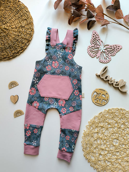 Latzhose mit Rüschen Trägern, Beinteilung und Bauchtasche ab Gr. 56