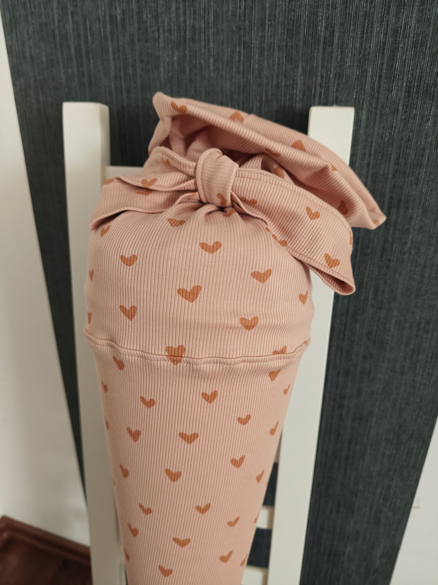 Individuelle Schultüte aus Rosa Rib Jersey mit beigen Herzen