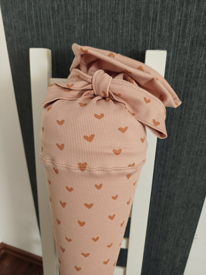 Individuelle Schultüte aus Rosa Rib Jersey mit beigen Herzen
