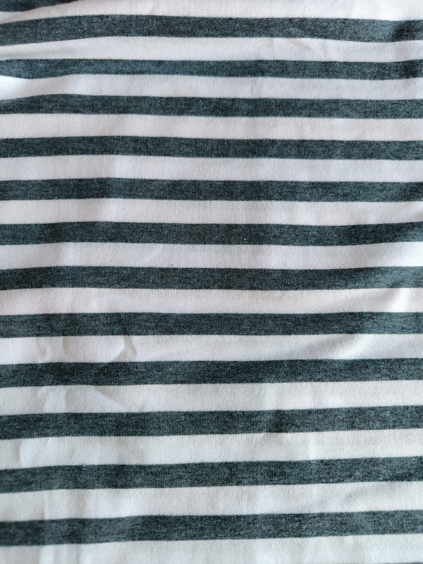 Jersey blaugraue streifen auf weiß