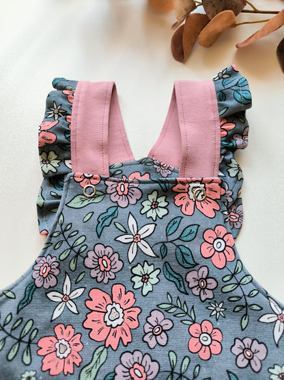 Latzhose mit Rüschen Trägern, Beinteilung und Bauchtasche ab Gr. 56