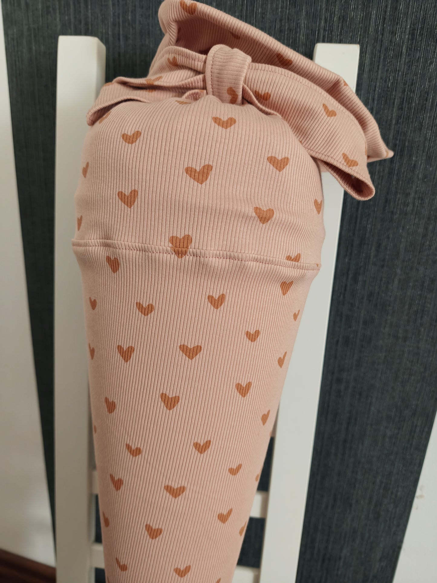 Individuelle Schultüte aus Rosa Rib Jersey mit beigen Herzen