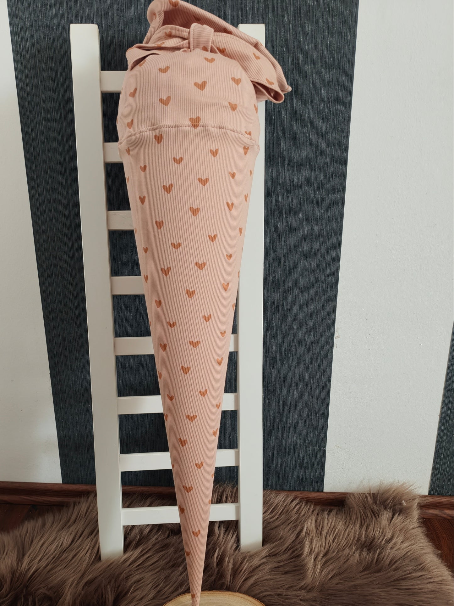 Individuelle Schultüte aus Rosa Rib Jersey mit beigen Herzen