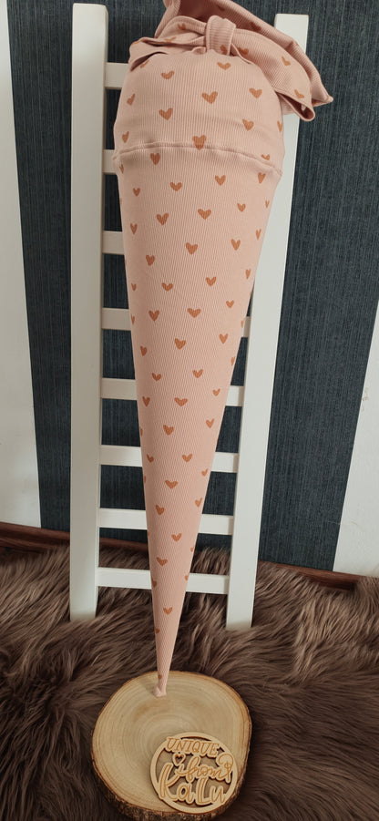 Individuelle Schultüte aus Rosa Rib Jersey mit beigen Herzen