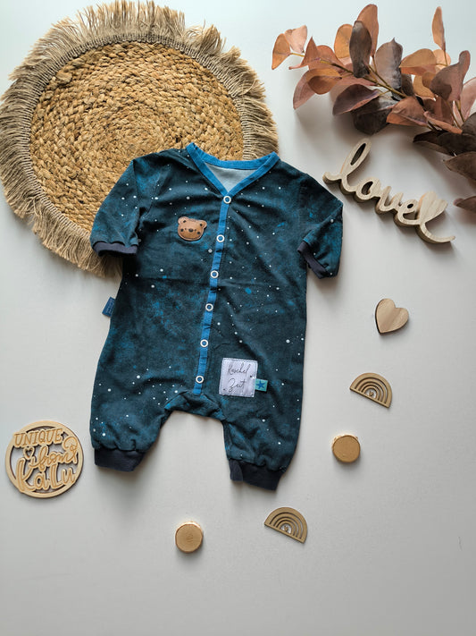 Schlafanzug mit Knöpfe