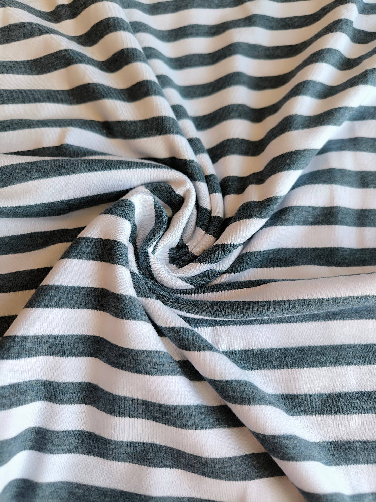 Jersey blaugraue streifen auf weiß